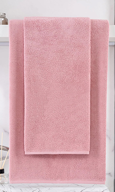 Пудрово-розовое полотенце банное
