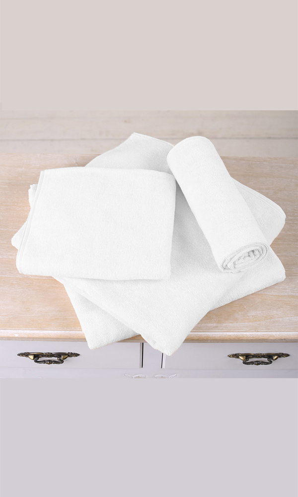 Белое полотенце банное